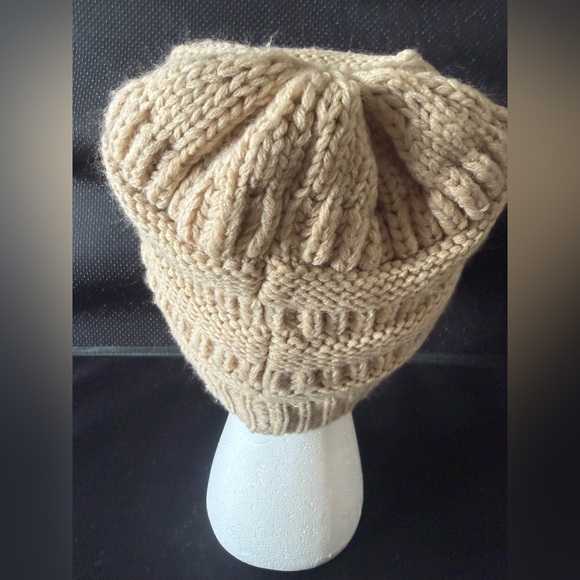 Time and Tru Winter Hat, Women’s size OS Beige Cable Knit Beanie - Picture 4 of 6
